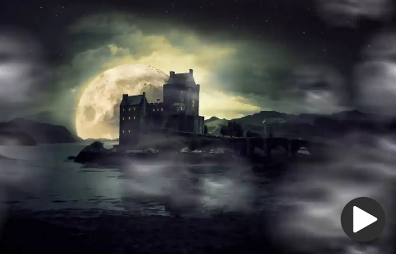 Mond hinter Castle und Nebel drumherum